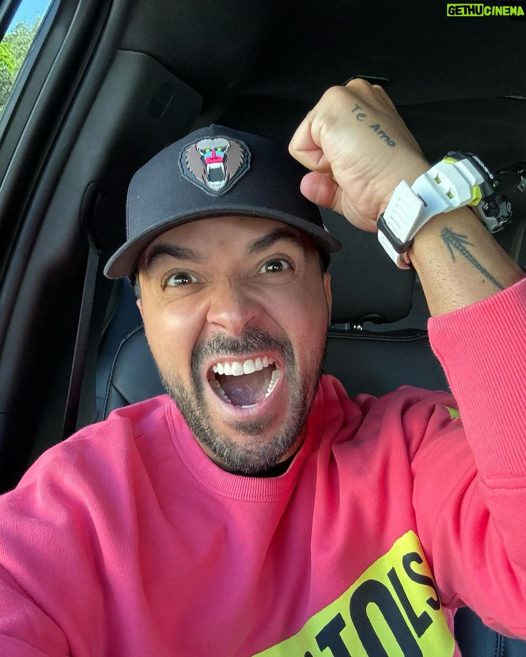 Luis Fonsi Instagram - Ecuador, voy pa’ ti ❤️ Mañana cantamos en el Estadio Alejandro Aguilar de Cuenca 🇪🇨 Cuenca, Ecuador