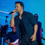 Luis Fonsi Instagram - Lo que vivimos anoche fue demasiado emocionante, wow ❤️. Gracias Caracas, gracias por tanto! Valencia, te veo en un rato 🔥🇻🇪 📷: @gabrielsolan