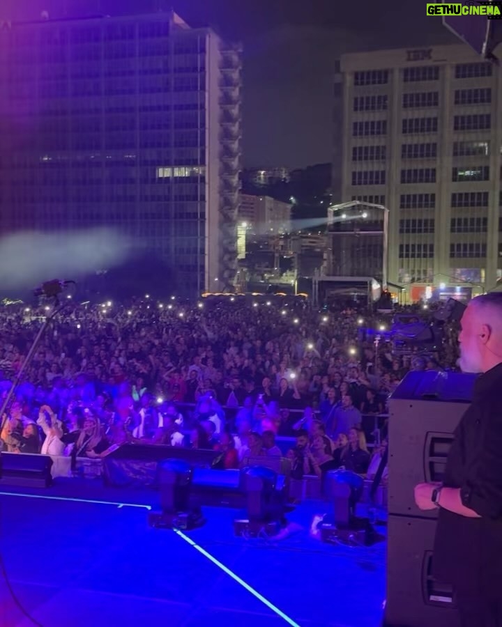Luis Fonsi Instagram - Lo que vivimos anoche fue demasiado emocionante, wow ❤️. Gracias Caracas, gracias por tanto! Valencia, te veo en un rato 🔥🇻🇪 📷: @gabrielsolan
