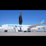 Luis Fonsi Instagram - Me hace mucha ilusión ver mi nombre y una frase de mi canción plasmada en un avión ✈️. Gracias @aireuropa por este homenaje tan bonito y gracias por siempre apoyar la música! “Yo quiero un mundo contigo” 🌎 #ElViaje 🎥: @jescastillo_visuals Madrid, Spain