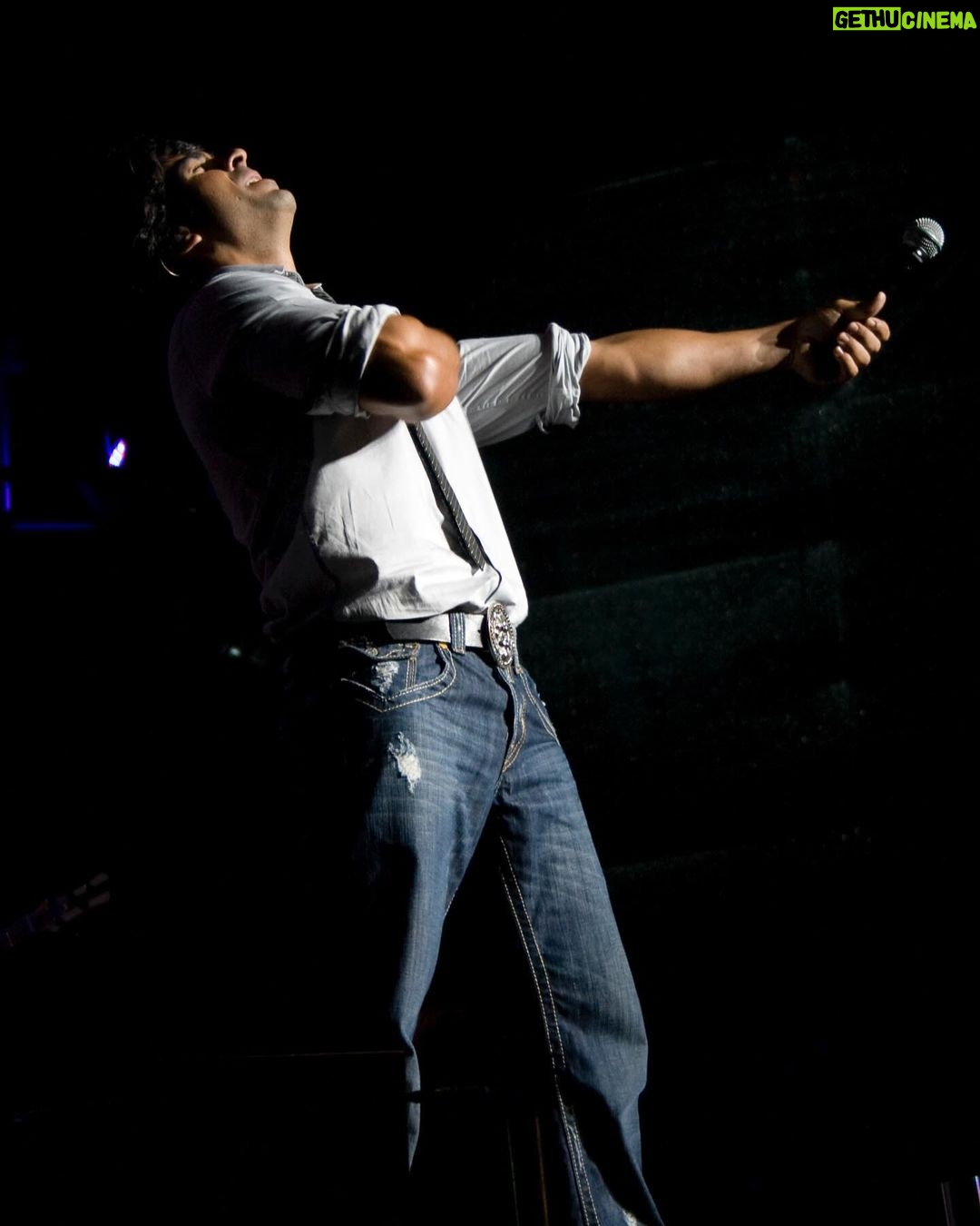 Luis Fonsi Instagram - #TBT Esto fue uno de los últimos conciertos en Venezuela hace más de 12 años. En una semana regreso a cantarles en Caracas y en Valencia. No existen palabras para explicarles lo emocionado que me siento ❤️