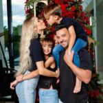 Luis Fonsi Instagram - Hoy es 20 de Diciembre, el día más especial de todo el año para nosotros. Mis dos chiquitines quisieron nacer el mismo día 5 años aparte. Que bonito y que afortunados somos de ser sus padres. Que bendición tan grande nos regaló Dios. Agradecidos con Él cada día de nuestra vida 🙏🏻 Feliz cumpleaños Mika & Rocco. Son nuestro universo entero. Los amamos infinito (y más todavía) ❤️💫