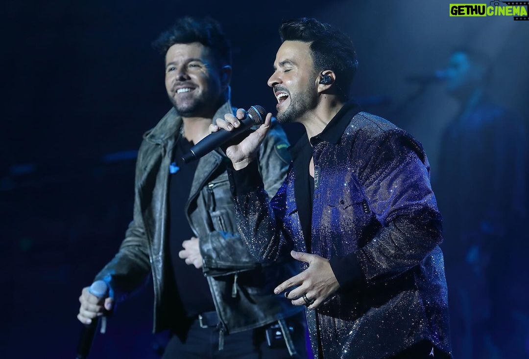 Luis Fonsi Instagram - Que bonito es compartir, y más cuando lo haces con gente que uno quiere, respeta y admira. Gracias @manuelcarrasco_ , @pablolopezmusic , @antoniorozco10 , @abrahammateo y @elsatortondar por acompañarme en mi concierto. Los quiero y me quedo corto 🙌🏼 #25AñosTour 📷: @nabscab