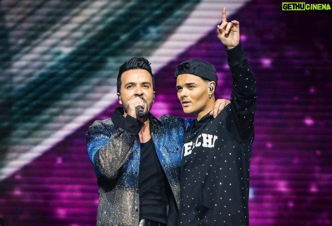 Luis Fonsi Instagram - Que bonito es compartir, y más cuando lo haces con gente que uno quiere, respeta y admira. Gracias @manuelcarrasco_ , @pablolopezmusic , @antoniorozco10 , @abrahammateo y @elsatortondar por acompañarme en mi concierto. Los quiero y me quedo corto 🙌🏼 #25AñosTour 📷: @nabscab