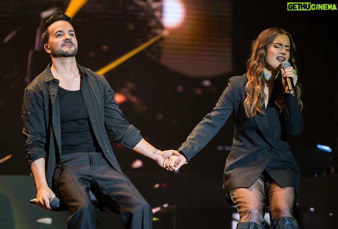 Luis Fonsi Instagram - Que bonito es compartir, y más cuando lo haces con gente que uno quiere, respeta y admira. Gracias @manuelcarrasco_ , @pablolopezmusic , @antoniorozco10 , @abrahammateo y @elsatortondar por acompañarme en mi concierto. Los quiero y me quedo corto 🙌🏼 #25AñosTour 📷: @nabscab