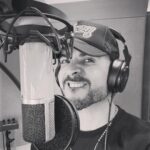 Luis Fonsi Instagram - Aquí en el estudio escuchando las mezclas finales y poniéndole los últimos detalles al nuevo disco. No les puedo explicar lo emocionado que me tiene este proyecto. Habrán sorpresas…#ElViaje