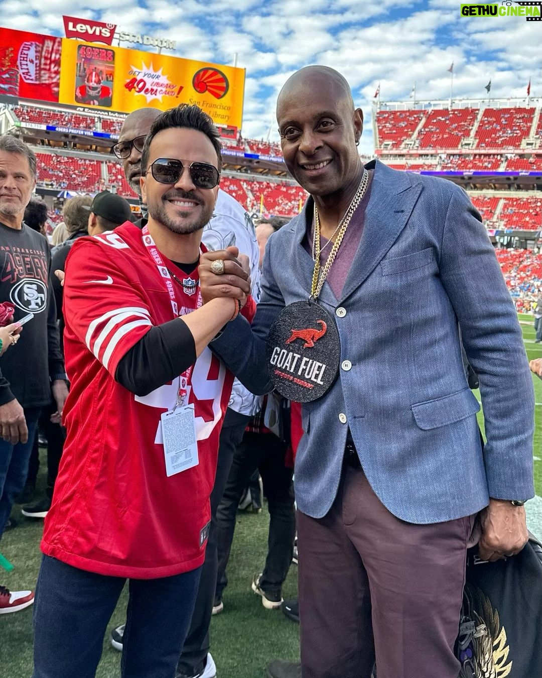 Luis Fonsi Instagram - Cuando conoces a tus 3 héroes de la infancia en una misma noche… ah, y tu equipo favorito gana para ir al Super Bowl. Ahora mismo tengo esa ilusión que tenía a los 8 años de edad y se lo quiero contar a todos mis panas! Gracias por una infancia llena de las mejores melodías y de touchdowns! @joemontana @jerryrice @journeyofficial @49ers 🐐 🏈 🎸 🏆 When you meet your 3 childhood heroes on the same day 🤯 oh yeah and your team wins to go to the Super Bowl. I’m 8 years old all over again and I can’t wait to brag in front of my friends. Thank you guys for a childhood filled with the best melodies and Super Bowl wins. #DontStopBelieving #FaithfullToTheBay #FanningOut #SoyUnFaranduleroYNoMeImporta SF 49ers Levi's Stadium