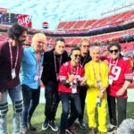 Luis Fonsi Instagram - Cuando conoces a tus 3 héroes de la infancia en una misma noche… ah, y tu equipo favorito gana para ir al Super Bowl. Ahora mismo tengo esa ilusión que tenía a los 8 años de edad y se lo quiero contar a todos mis panas! Gracias por una infancia llena de las mejores melodías y de touchdowns! @joemontana @jerryrice @journeyofficial @49ers 🐐 🏈 🎸 🏆 When you meet your 3 childhood heroes on the same day 🤯 oh yeah and your team wins to go to the Super Bowl. I’m 8 years old all over again and I can’t wait to brag in front of my friends. Thank you guys for a childhood filled with the best melodies and Super Bowl wins. #DontStopBelieving #FaithfullToTheBay #FanningOut #SoyUnFaranduleroYNoMeImporta SF 49ers Levi's Stadium