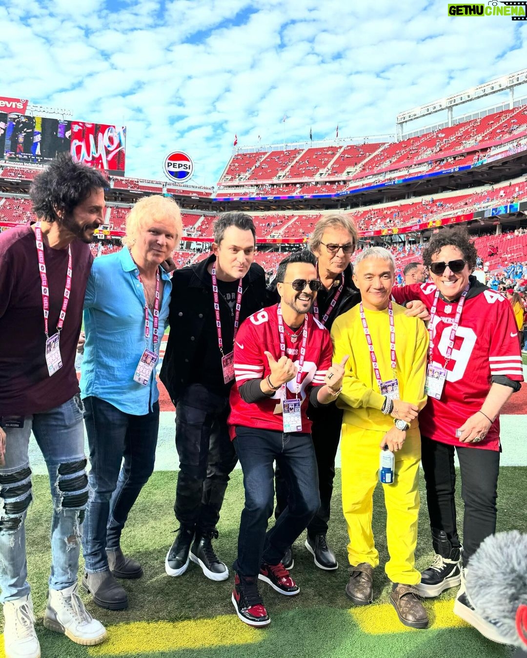 Luis Fonsi Instagram - Cuando conoces a tus 3 héroes de la infancia en una misma noche… ah, y tu equipo favorito gana para ir al Super Bowl. Ahora mismo tengo esa ilusión que tenía a los 8 años de edad y se lo quiero contar a todos mis panas! Gracias por una infancia llena de las mejores melodías y de touchdowns! @joemontana @jerryrice @journeyofficial @49ers 🐐 🏈 🎸 🏆 When you meet your 3 childhood heroes on the same day 🤯 oh yeah and your team wins to go to the Super Bowl. I’m 8 years old all over again and I can’t wait to brag in front of my friends. Thank you guys for a childhood filled with the best melodies and Super Bowl wins. #DontStopBelieving #FaithfullToTheBay #FanningOut #SoyUnFaranduleroYNoMeImporta SF 49ers Levi's Stadium