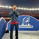 Luis Fonsi Instagram - Cuando conoces a tus 3 héroes de la infancia en una misma noche… ah, y tu equipo favorito gana para ir al Super Bowl. Ahora mismo tengo esa ilusión que tenía a los 8 años de edad y se lo quiero contar a todos mis panas! Gracias por una infancia llena de las mejores melodías y de touchdowns! @joemontana @jerryrice @journeyofficial @49ers 🐐 🏈 🎸 🏆 When you meet your 3 childhood heroes on the same day 🤯 oh yeah and your team wins to go to the Super Bowl. I’m 8 years old all over again and I can’t wait to brag in front of my friends. Thank you guys for a childhood filled with the best melodies and Super Bowl wins. #DontStopBelieving #FaithfullToTheBay #FanningOut #SoyUnFaranduleroYNoMeImporta SF 49ers Levi's Stadium