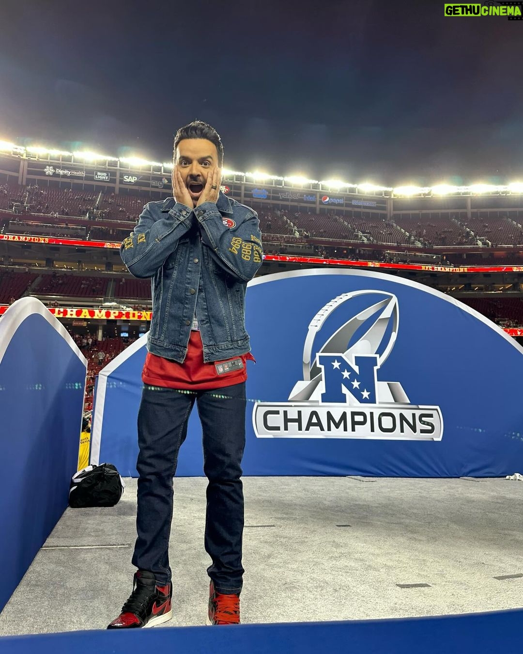 Luis Fonsi Instagram - Cuando conoces a tus 3 héroes de la infancia en una misma noche… ah, y tu equipo favorito gana para ir al Super Bowl. Ahora mismo tengo esa ilusión que tenía a los 8 años de edad y se lo quiero contar a todos mis panas! Gracias por una infancia llena de las mejores melodías y de touchdowns! @joemontana @jerryrice @journeyofficial @49ers 🐐 🏈 🎸 🏆 When you meet your 3 childhood heroes on the same day 🤯 oh yeah and your team wins to go to the Super Bowl. I’m 8 years old all over again and I can’t wait to brag in front of my friends. Thank you guys for a childhood filled with the best melodies and Super Bowl wins. #DontStopBelieving #FaithfullToTheBay #FanningOut #SoyUnFaranduleroYNoMeImporta SF 49ers Levi's Stadium
