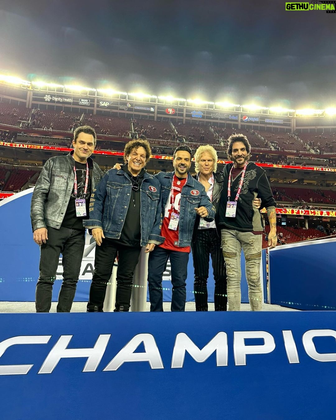Luis Fonsi Instagram - Cuando conoces a tus 3 héroes de la infancia en una misma noche… ah, y tu equipo favorito gana para ir al Super Bowl. Ahora mismo tengo esa ilusión que tenía a los 8 años de edad y se lo quiero contar a todos mis panas! Gracias por una infancia llena de las mejores melodías y de touchdowns! @joemontana @jerryrice @journeyofficial @49ers 🐐 🏈 🎸 🏆 When you meet your 3 childhood heroes on the same day 🤯 oh yeah and your team wins to go to the Super Bowl. I’m 8 years old all over again and I can’t wait to brag in front of my friends. Thank you guys for a childhood filled with the best melodies and Super Bowl wins. #DontStopBelieving #FaithfullToTheBay #FanningOut #SoyUnFaranduleroYNoMeImporta SF 49ers Levi's Stadium