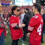 Luis Fonsi Instagram - Cuando conoces a tus 3 héroes de la infancia en una misma noche… ah, y tu equipo favorito gana para ir al Super Bowl. Ahora mismo tengo esa ilusión que tenía a los 8 años de edad y se lo quiero contar a todos mis panas! Gracias por una infancia llena de las mejores melodías y de touchdowns! @joemontana @jerryrice @journeyofficial @49ers 🐐 🏈 🎸 🏆 When you meet your 3 childhood heroes on the same day 🤯 oh yeah and your team wins to go to the Super Bowl. I’m 8 years old all over again and I can’t wait to brag in front of my friends. Thank you guys for a childhood filled with the best melodies and Super Bowl wins. #DontStopBelieving #FaithfullToTheBay #FanningOut #SoyUnFaranduleroYNoMeImporta SF 49ers Levi's Stadium