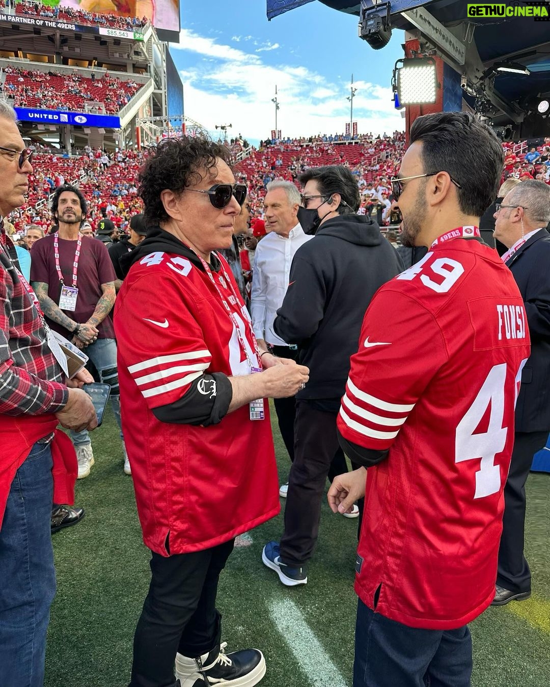 Luis Fonsi Instagram - Cuando conoces a tus 3 héroes de la infancia en una misma noche… ah, y tu equipo favorito gana para ir al Super Bowl. Ahora mismo tengo esa ilusión que tenía a los 8 años de edad y se lo quiero contar a todos mis panas! Gracias por una infancia llena de las mejores melodías y de touchdowns! @joemontana @jerryrice @journeyofficial @49ers 🐐 🏈 🎸 🏆 When you meet your 3 childhood heroes on the same day 🤯 oh yeah and your team wins to go to the Super Bowl. I’m 8 years old all over again and I can’t wait to brag in front of my friends. Thank you guys for a childhood filled with the best melodies and Super Bowl wins. #DontStopBelieving #FaithfullToTheBay #FanningOut #SoyUnFaranduleroYNoMeImporta SF 49ers Levi's Stadium