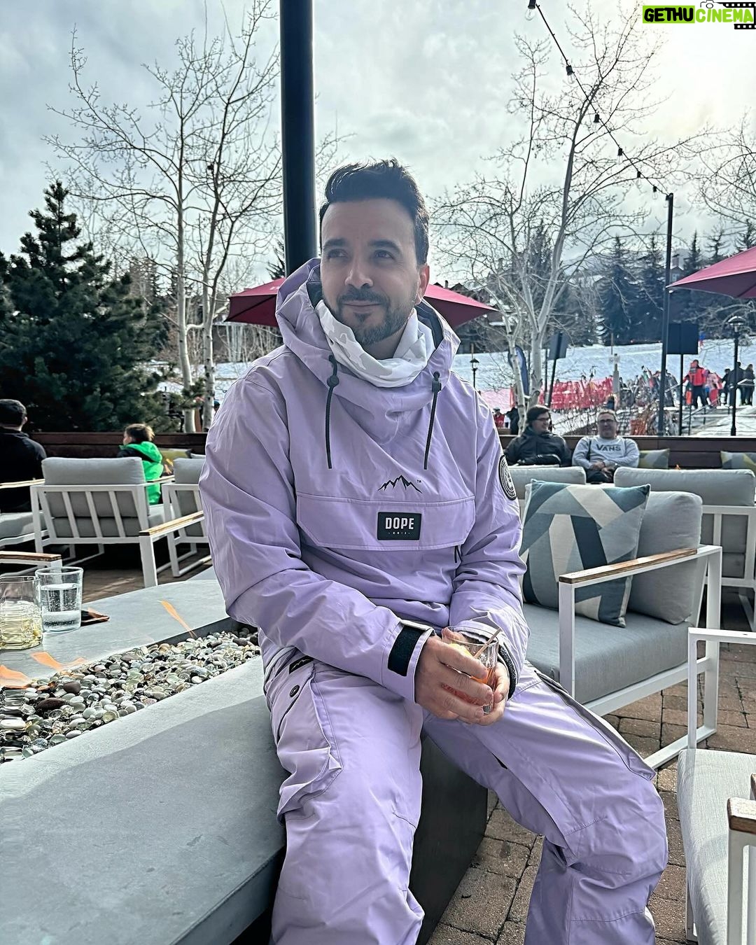 Luis Fonsi Instagram - Recap de mis vacaciones 🤍 La pasé increíble con mis personas favoritas. Ahora regreso emocionado y recargado para lanzar nueva canción en 10 días, comenzar nueva gira el mes que viene y lanzar un nuevo disco en varios meses. Me voy a gozar el 2024 🚀 #PhotoDump Aspen/Snowmass- Colorado, USA