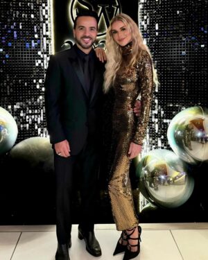 Luis Fonsi Instagram - 2024 será un gran año 🎊. Yo lo recibo con mis 3 personas favoritas, soy muy afortunado. Bendiciones y mucho amor mi gente, los quiero! 🤍