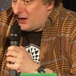 Lukáš Pavlásek Instagram - Ženská zbraň. #zeny #muzi #zbran #rec #standup #standupcomedy #humor #lukaspavlasek #nastojaka #comedyclub #standupshow #standupspecial #prijdnazivo #predstaveni #live #prijdnapredstaveni #planetaslepic #kdoneplacenenicech #divadlo #klub #publikum