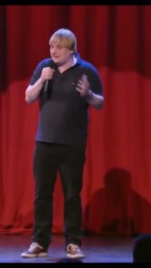 Lukáš Pavlásek Instagram - Malý génius. #maly #genius #idioti #svet #standup #standupcomedy #humor #lukaspavlasek #nastojaka #comedyclub #prijdnazivo #predstaveni #live #prijdnapredstaveni #planetaslepic #kdoneplacenenicech #divadlo #klub #publikum