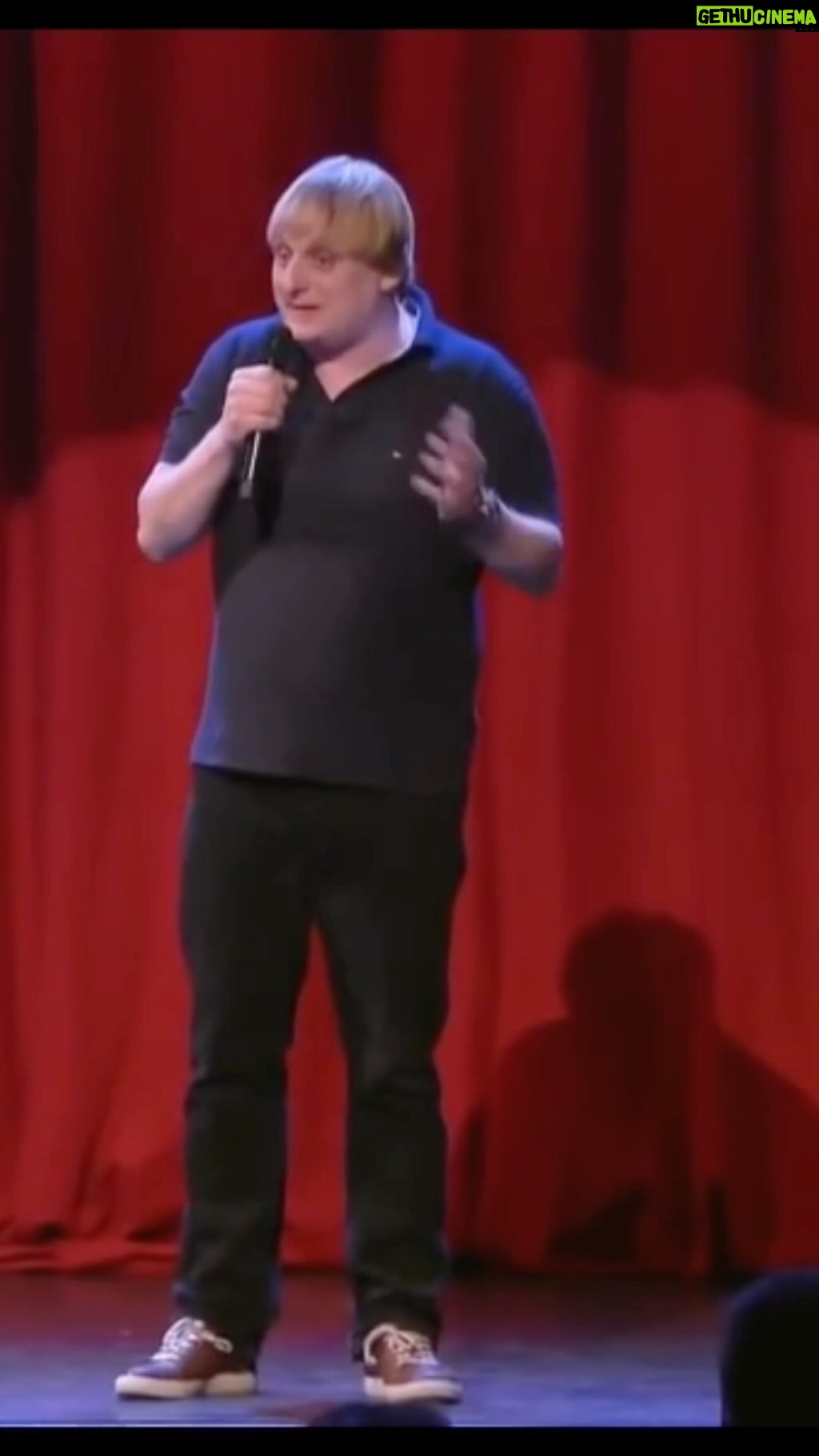 Lukáš Pavlásek - 1.9K Likes - Malý génius.
#maly #genius #idioti #svet #standup #standupcomedy #humor #lukaspavlasek #nastojaka #comedyclub #prijdnazivo #predstaveni #live #prijdnapredstaveni #planetaslepic #kdoneplacenenicech #divadlo #klub #publikum