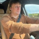 Lukáš Pavlásek Instagram – Napsal jsem haiku na počest prvního letního dne:

Jet v autě létem
pořád dokola pouštět
si Sweet Child O’ Mine

#haiku #leto #basen #lukaspavlasek  #prvniletniden