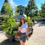 Lukáš Pavlásek Instagram – V září jsme strávili tři dny v Safari parku ve Dvoře králové, kde mají ubytování přímo v ZOO. Má to několik výhod – můžete se po ZOO procházet i v noci, vidíte Lemury jak se před otvíračkou na lávce chystají na příchod návštěvníku, dozvíte se od chovatelů proč ta perlička supí furt běhá po kleci a chce do někoho klovat, prohlédnete si zákulisí a nakonec se tak moc stanete součástí ZOO, že vás můžou ukazovat návštěvníkům jako unikátní živočišný druh Homulus Pavláskus.

#safari #zoo #pobyt #safariparkdvurkralove #homuluspavlaskus Safari a ZOO Dvůr Králové