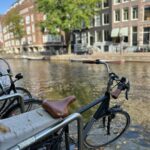 Lukáš Pavlásek Instagram – V první půlce září jsme byli s Na stojáka vystupovat pro Čechy žijící v Amsterdamu. Druhý den jsem se pak procházel sám po městě, pozoroval lidi, nasával atmosféru, nafotil pár fotek a napsal pár haiku:

I.
Skončilo léto
nebo začíná podzim
těžko to popsat

II.
Pozoruji svět
od stolku v kavárně
lidi tu choděj

III.
Angličan hulí
a pod červeným světlem
sbírá odvahu

IV.
Kluk na vozíku
si koupil prostitutku
kamarádi tleskaj

V.
Kolize lodí
ve stojícím větříku
nic se nestalo

VI.
Tak jsem si řekl
že vůbec nenapíšu
slovo tulipán 

#amsterdam #vylet #prochazka #pozorovani #nastojaka #fotky #haiku #lukaspavlasek