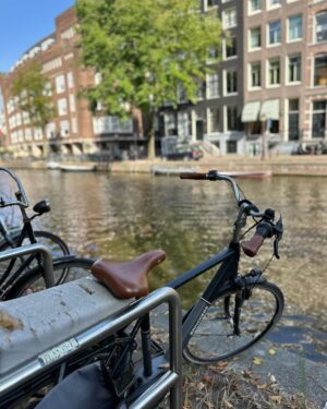 Lukáš Pavlásek Instagram - V první půlce září jsme byli s Na stojáka vystupovat pro Čechy žijící v Amsterdamu. Druhý den jsem se pak procházel sám po městě, pozoroval lidi, nasával atmosféru, nafotil pár fotek a napsal pár haiku:

I.
Skončilo léto
nebo začíná podzim
těžko to popsat

II.
Pozoruji svět
od stolku v kavárně
lidi tu choděj

III.
Angličan hulí
a pod červeným světlem
sbírá odvahu

IV.
Kluk na vozíku
si koupil prostitutku
kamarádi tleskaj

V.
Kolize lodí
ve stojícím větříku
nic se nestalo

VI.
Tak jsem si řekl
že vůbec nenapíšu
slovo tulipán 

#amsterdam #vylet #prochazka #pozorovani #nastojaka #fotky #haiku #lukaspavlasek