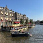 Lukáš Pavlásek Instagram - V první půlce září jsme byli s Na stojáka vystupovat pro Čechy žijící v Amsterdamu. Druhý den jsem se pak procházel sám po městě, pozoroval lidi, nasával atmosféru, nafotil pár fotek a napsal pár haiku: I. Skončilo léto nebo začíná podzim těžko to popsat II. Pozoruji svět od stolku v kavárně lidi tu choděj III. Angličan hulí a pod červeným světlem sbírá odvahu IV. Kluk na vozíku si koupil prostitutku kamarádi tleskaj V. Kolize lodí ve stojícím větříku nic se nestalo VI. Tak jsem si řekl že vůbec nenapíšu slovo tulipán #amsterdam #vylet #prochazka #pozorovani #nastojaka #fotky #haiku #lukaspavlasek