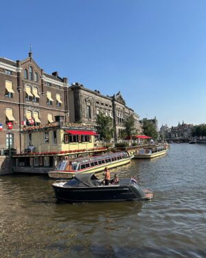 Lukáš Pavlásek Instagram - V první půlce září jsme byli s Na stojáka vystupovat pro Čechy žijící v Amsterdamu. Druhý den jsem se pak procházel sám po městě, pozoroval lidi, nasával atmosféru, nafotil pár fotek a napsal pár haiku:

I.
Skončilo léto
nebo začíná podzim
těžko to popsat

II.
Pozoruji svět
od stolku v kavárně
lidi tu choděj

III.
Angličan hulí
a pod červeným světlem
sbírá odvahu

IV.
Kluk na vozíku
si koupil prostitutku
kamarádi tleskaj

V.
Kolize lodí
ve stojícím větříku
nic se nestalo

VI.
Tak jsem si řekl
že vůbec nenapíšu
slovo tulipán 

#amsterdam #vylet #prochazka #pozorovani #nastojaka #fotky #haiku #lukaspavlasek
