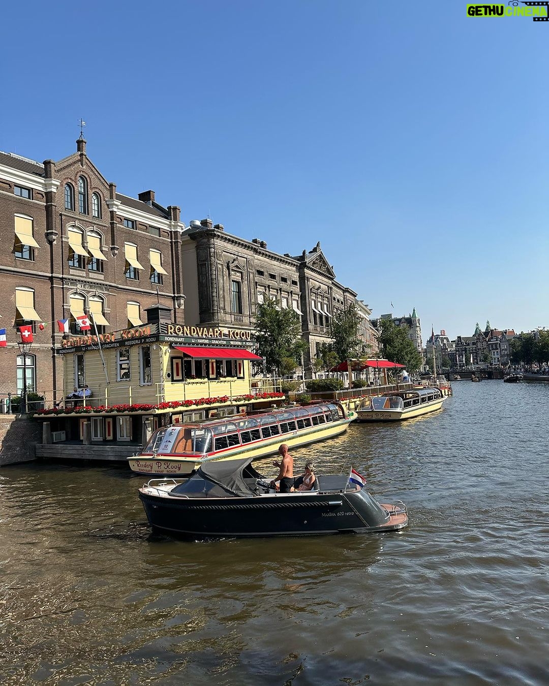 Lukáš Pavlásek - 223 Likes - V první půlce září jsme byli s Na stojáka vystupovat pro Čechy žijící v Amsterdamu. Druhý den jsem se pak procházel sám po městě, pozoroval lidi, nasával atmosféru, nafotil pár fotek a napsal pár haiku:
I.
Skončilo léto
nebo začíná podzim
těžko to popsat
II.
Pozoruji svět
od stolku v kavárně
lidi tu choděj
III.
Angličan hulí
a pod červeným světlem
sbírá odvahu
IV.
Kluk na vozíku
si koupil prostitutku
kamarádi tleskaj
V.
Kolize lodí
ve stojícím větříku
nic se nestalo
VI.
Tak jsem si řekl
že vůbec nenapíšu
slovo tulipán
#amsterdam #vylet #prochazka #pozorovani #nastojaka #fotky #haiku #lukaspavlasek