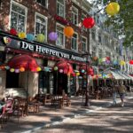 Lukáš Pavlásek Instagram - V první půlce září jsme byli s Na stojáka vystupovat pro Čechy žijící v Amsterdamu. Druhý den jsem se pak procházel sám po městě, pozoroval lidi, nasával atmosféru, nafotil pár fotek a napsal pár haiku: I. Skončilo léto nebo začíná podzim těžko to popsat II. Pozoruji svět od stolku v kavárně lidi tu choděj III. Angličan hulí a pod červeným světlem sbírá odvahu IV. Kluk na vozíku si koupil prostitutku kamarádi tleskaj V. Kolize lodí ve stojícím větříku nic se nestalo VI. Tak jsem si řekl že vůbec nenapíšu slovo tulipán #amsterdam #vylet #prochazka #pozorovani #nastojaka #fotky #haiku #lukaspavlasek