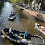 Lukáš Pavlásek Instagram - V první půlce září jsme byli s Na stojáka vystupovat pro Čechy žijící v Amsterdamu. Druhý den jsem se pak procházel sám po městě, pozoroval lidi, nasával atmosféru, nafotil pár fotek a napsal pár haiku: I. Skončilo léto nebo začíná podzim těžko to popsat II. Pozoruji svět od stolku v kavárně lidi tu choděj III. Angličan hulí a pod červeným světlem sbírá odvahu IV. Kluk na vozíku si koupil prostitutku kamarádi tleskaj V. Kolize lodí ve stojícím větříku nic se nestalo VI. Tak jsem si řekl že vůbec nenapíšu slovo tulipán #amsterdam #vylet #prochazka #pozorovani #nastojaka #fotky #haiku #lukaspavlasek