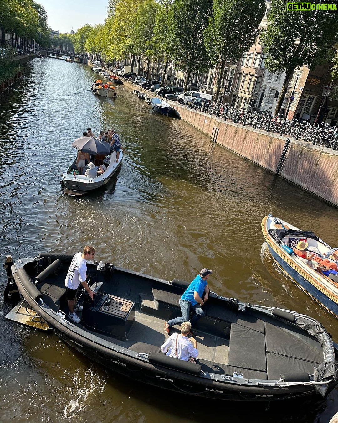 Lukáš Pavlásek - 223 Likes - V první půlce září jsme byli s Na stojáka vystupovat pro Čechy žijící v Amsterdamu. Druhý den jsem se pak procházel sám po městě, pozoroval lidi, nasával atmosféru, nafotil pár fotek a napsal pár haiku:
I.
Skončilo léto
nebo začíná podzim
těžko to popsat
II.
Pozoruji svět
od stolku v kavárně
lidi tu choděj
III.
Angličan hulí
a pod červeným světlem
sbírá odvahu
IV.
Kluk na vozíku
si koupil prostitutku
kamarádi tleskaj
V.
Kolize lodí
ve stojícím větříku
nic se nestalo
VI.
Tak jsem si řekl
že vůbec nenapíšu
slovo tulipán
#amsterdam #vylet #prochazka #pozorovani #nastojaka #fotky #haiku #lukaspavlasek