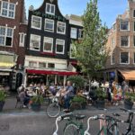 Lukáš Pavlásek Instagram - V první půlce září jsme byli s Na stojáka vystupovat pro Čechy žijící v Amsterdamu. Druhý den jsem se pak procházel sám po městě, pozoroval lidi, nasával atmosféru, nafotil pár fotek a napsal pár haiku: I. Skončilo léto nebo začíná podzim těžko to popsat II. Pozoruji svět od stolku v kavárně lidi tu choděj III. Angličan hulí a pod červeným světlem sbírá odvahu IV. Kluk na vozíku si koupil prostitutku kamarádi tleskaj V. Kolize lodí ve stojícím větříku nic se nestalo VI. Tak jsem si řekl že vůbec nenapíšu slovo tulipán #amsterdam #vylet #prochazka #pozorovani #nastojaka #fotky #haiku #lukaspavlasek