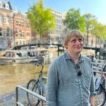 Lukáš Pavlásek Instagram - V první půlce září jsme byli s Na stojáka vystupovat pro Čechy žijící v Amsterdamu. Druhý den jsem se pak procházel sám po městě, pozoroval lidi, nasával atmosféru, nafotil pár fotek a napsal pár haiku: I. Skončilo léto nebo začíná podzim těžko to popsat II. Pozoruji svět od stolku v kavárně lidi tu choděj III. Angličan hulí a pod červeným světlem sbírá odvahu IV. Kluk na vozíku si koupil prostitutku kamarádi tleskaj V. Kolize lodí ve stojícím větříku nic se nestalo VI. Tak jsem si řekl že vůbec nenapíšu slovo tulipán #amsterdam #vylet #prochazka #pozorovani #nastojaka #fotky #haiku #lukaspavlasek