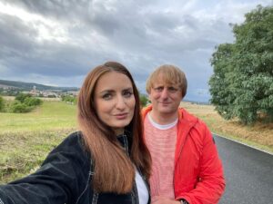 Lukáš Pavlásek Instagram - Osm let spolu na cestě. Další naše výročí na filmovém festivalu ve Slavonicích. Tady jsme se v roce 2015 na začátku srpna seznámili. A letošní desátý festival stál zase za to.  Spousta hudby, filmů, kamarádů a mejdanů. Tak se těšíme na příští rok!

#slavonice #festival #vyroci