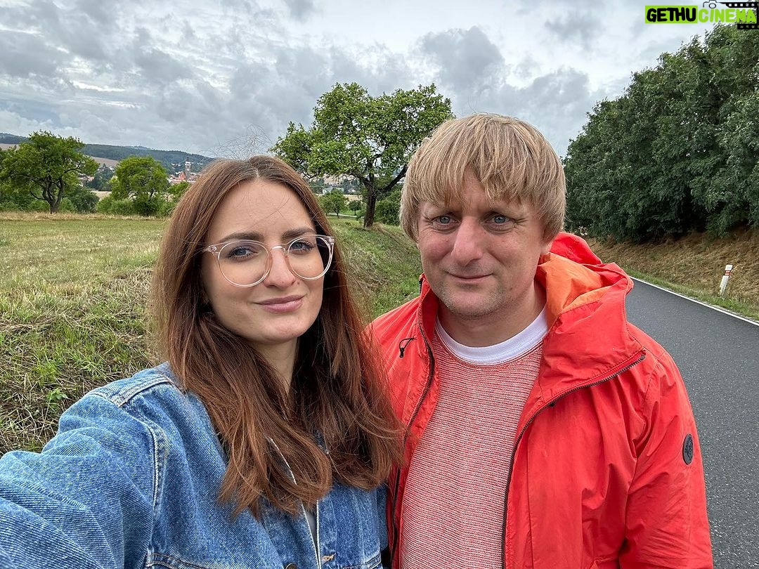 Lukáš Pavlásek - 1.5K Likes - Osm let spolu na cestě. Další naše výročí na filmovém festivalu ve Slavonicích. Tady jsme se v roce 2015 na začátku srpna seznámili. A letošní desátý festival stál zase za to. Spousta hudby, filmů, kamarádů a mejdanů. Tak se těšíme na příští rok!
#slavonice #festival #vyroci