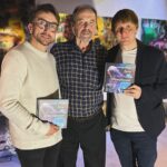 Lukáš Pavlásek Instagram - Já a dva Žáčkové - Jirka a Jakub. Můj oblíbený básník Jiří Žáček vydal novou knihu a já jsem rád, že jsem jí mohl pokřtít společně s mým oblíbeným hercem Jakubem Žáčkem. Knížka se jmenuje Převtělování a jde o výbor z Jiřího překladů různých básníků (Prevert, Apollinaire, Rimbaud a další). Spoustu těch překladů mám doma v jiných knížkách, ale je skvělé je mít takhle pohromadě v tomto výboru, obzvlášť, když jsou básně doprovázeny pěknými kolážemi fotografa Jiřího Machta. Takže knížku doporučuji ke koupi, vydalo jí nakladatelství Šulc&Švarc a mají jí k dostání všude, kde mají knihy. #kniha #basne #prevtelovani #krest #jirizacek #jakubzacek #lukaspavlasek #jirimacht #sulc&svarc Nakladatelství Šulc - Švarc