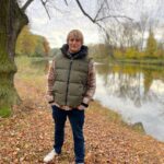 Lukáš Pavlásek Instagram – V listopadu mám téměř každý den nějaké vystoupení. Mám to tak rád a baví mě to.
Ale minulou neděli bylo volno, tak jsem si vyrazil na malý výlet k Poděbradům, abych si užil trochu listopadové přírody. Nafotil jsem tam pár podzimních fotek.
A také tu mám pro vás báseň, kterou jsem napsal nedávno po akci v Kroměříži, kde jsem se večer procházel po tomto pěkném městě a pak seděl v kavárně u hotelu a psal.

PODZIM NA MALÉM MĚSTĚ

Holky sedí u kašny
a choulí se do svetrů
to co není je nejasný
odpověď je ve větru

Listopad visí na klice
pocit jako kdysi
starý pán v trafice
sklízí časopisy

Spálená vůně dne
odejde než to zjistíš
na město tma dopadne
na klášter padá listí

A jestli jste čekali něco divokého, tak vás musím zklamat. Na štacích zájezdového baviče to chodí takhle, žádný drsný rockerský život, ale knížky, básně a rozjímání😀.
Přeji vám dobrou náladu a užívejte poslední podzimní listopadové dny!

#podzim #listopad #vystoupeni #basen #priroda #vylet #prochazka #mesto #lukaspavlasek #poezie