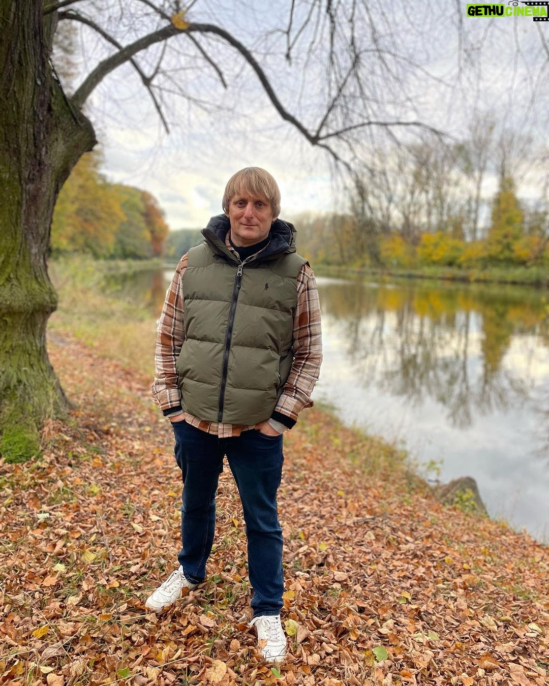 Lukáš Pavlásek - 282 Likes - V listopadu mám téměř každý den nějaké vystoupení. Mám to tak rád a baví mě to.
Ale minulou neděli bylo volno, tak jsem si vyrazil na malý výlet k Poděbradům, abych si užil trochu listopadové přírody. Nafotil jsem tam pár podzimních fotek.
A také tu mám pro vás báseň, kterou jsem napsal nedávno po akci v Kroměříži, kde jsem se večer procházel po tomto pěkném městě a pak seděl v kavárně u hotelu a psal.
PODZIM NA MALÉM MĚSTĚ
Holky sedí u kašny
a choulí se do svetrů
to co není je nejasný
odpověď je ve větru
Listopad visí na klice
pocit jako kdysi
starý pán v trafice
sklízí časopisy
Spálená vůně dne
odejde než to zjistíš
na město tma dopadne
na klášter padá listí
A jestli jste čekali něco divokého, tak vás musím zklamat. Na štacích zájezdového baviče to chodí takhle, žádný drsný rockerský život, ale knížky, básně a rozjímání😀.
Přeji vám dobrou náladu a užívejte poslední podzimní listopadové dny!
#podzim #listopad #vystoupeni #basen #priroda #vylet #prochazka #mesto #lukaspavlasek #poezie