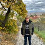 Lukáš Pavlásek Instagram – Podzim v Praze má svojí atmosféru. Tu je básnička, kterou jsem už dřív napsal do své knížky o Praze, o místech co mám rád, o dětství, dospívání a dospělosti. Bude to takový můj vlastní osobní Pražský chodec. Někdy knížku vydám, ale nevím kdy, nepospíchám na ni. Průběžně jí píšu.
Fotky jsem nafotil na mobil dnes na procházce.

NÁRODNÍ TŘÍDA

Je opět podzim v mojí Praze
začínaj topit tramvaje
listí se drolí jako saze
ze stromů padá do čaje

Ach listím voní celý chodník
krokům malého Pražana 
máma ti koupí na Národní
pájku a sešit Tarzana

Máš opět svátek v tomto městě
kniha z knihovny vypadla
ve vzduchu cítí víš to jistě
dnes otvírají Stínadla

#praha #poezie #fotografie #podzim #lukaspavlasek #basen Prague, Czech Republic