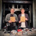 Lukáš Pavlásek Instagram – V posledním loňském Večeru jedna báseň za mnou přišel stand-up komik, novinář a moderátor Luděk Staněk. Byl to moc pěkný večer plný básní, textů a humoru.
První večer v novém roce proběhne v pondělí 22.12 od 20:00 v Anti.kvariatu Dejvického divadla. Hosty budou publicista a novinář Jan Rejžek a herečka a zpěvačka Petra Bílková.
Vstupenky mají na pokladně DD.
A dodávám obligátní: Těšíme se na vás, každý milovník poezie je mezi námi vítán!

#vecerjednabasen #talkshow #poezie #janrejzek #petrabilkova #ludekstanek #tomasbrinek #tmbk #literatura #dejvickedivadlo #kavarna #antikvariat #zari #lukaspavlasek Dejvické divadlo