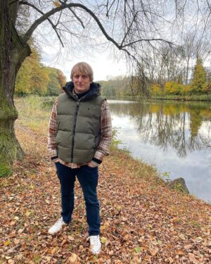 Lukáš Pavlásek Instagram - V listopadu mám téměř každý den nějaké vystoupení. Mám to tak rád a baví mě to.
Ale minulou neděli bylo volno, tak jsem si vyrazil na malý výlet k Poděbradům, abych si užil trochu listopadové přírody. Nafotil jsem tam pár podzimních fotek.
A také tu mám pro vás báseň, kterou jsem napsal nedávno po akci v Kroměříži, kde jsem se večer procházel po tomto pěkném městě a pak seděl v kavárně u hotelu a psal.

PODZIM NA MALÉM MĚSTĚ

Holky sedí u kašny
a choulí se do svetrů
to co není je nejasný
odpověď je ve větru

Listopad visí na klice
pocit jako kdysi
starý pán v trafice
sklízí časopisy

Spálená vůně dne
odejde než to zjistíš
na město tma dopadne
na klášter padá listí

A jestli jste čekali něco divokého, tak vás musím zklamat. Na štacích zájezdového baviče to chodí takhle, žádný drsný rockerský život, ale knížky, básně a rozjímání😀.
Přeji vám dobrou náladu a užívejte poslední podzimní listopadové dny!

#podzim #listopad #vystoupeni #basen #priroda #vylet #prochazka #mesto #lukaspavlasek #poezie