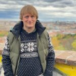 Lukáš Pavlásek Instagram - Podzim v Praze má svojí atmosféru. Tu je básnička, kterou jsem už dřív napsal do své knížky o Praze, o místech co mám rád, o dětství, dospívání a dospělosti. Bude to takový můj vlastní osobní Pražský chodec. Někdy knížku vydám, ale nevím kdy, nepospíchám na ni. Průběžně jí píšu. Fotky jsem nafotil na mobil dnes na procházce. NÁRODNÍ TŘÍDA Je opět podzim v mojí Praze začínaj topit tramvaje listí se drolí jako saze ze stromů padá do čaje Ach listím voní celý chodník krokům malého Pražana máma ti koupí na Národní pájku a sešit Tarzana Máš opět svátek v tomto městě kniha z knihovny vypadla ve vzduchu cítí víš to jistě dnes otvírají Stínadla #praha #poezie #fotografie #podzim #lukaspavlasek #basen Prague, Czech Republic