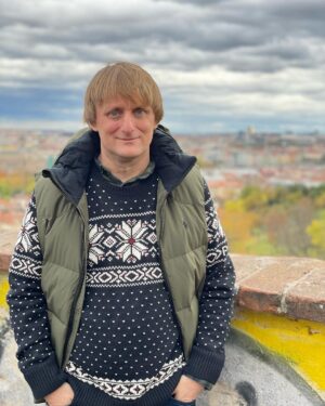 Lukáš Pavlásek Instagram - Podzim v Praze má svojí atmosféru. Tu je básnička, kterou jsem už dřív napsal do své knížky o Praze, o místech co mám rád, o dětství, dospívání a dospělosti. Bude to takový můj vlastní osobní Pražský chodec. Někdy knížku vydám, ale nevím kdy, nepospíchám na ni. Průběžně jí píšu.
Fotky jsem nafotil na mobil dnes na procházce.

NÁRODNÍ TŘÍDA

Je opět podzim v mojí Praze
začínaj topit tramvaje
listí se drolí jako saze
ze stromů padá do čaje

Ach listím voní celý chodník
krokům malého Pražana 
máma ti koupí na Národní
pájku a sešit Tarzana

Máš opět svátek v tomto městě
kniha z knihovny vypadla
ve vzduchu cítí víš to jistě
dnes otvírají Stínadla

#praha #poezie #fotografie #podzim #lukaspavlasek #basen