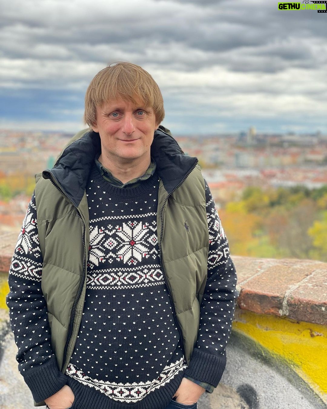 Lukáš Pavlásek - 420 Likes - Podzim v Praze má svojí atmosféru. Tu je básnička, kterou jsem už dřív napsal do své knížky o Praze, o místech co mám rád, o dětství, dospívání a dospělosti. Bude to takový můj vlastní osobní Pražský chodec. Někdy knížku vydám, ale nevím kdy, nepospíchám na ni. Průběžně jí píšu.
Fotky jsem nafotil na mobil dnes na procházce.
NÁRODNÍ TŘÍDA
Je opět podzim v mojí Praze
začínaj topit tramvaje
listí se drolí jako saze
ze stromů padá do čaje
Ach listím voní celý chodník
krokům malého Pražana
máma ti koupí na Národní
pájku a sešit Tarzana
Máš opět svátek v tomto městě
kniha z knihovny vypadla
ve vzduchu cítí víš to jistě
dnes otvírají Stínadla
#praha #poezie #fotografie #podzim #lukaspavlasek #basen