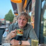 Lukáš Pavlásek Instagram – V září jsme strávili tři dny v Safari parku ve Dvoře králové, kde mají ubytování přímo v ZOO. Má to několik výhod – můžete se po ZOO procházet i v noci, vidíte Lemury jak se před otvíračkou na lávce chystají na příchod návštěvníku, dozvíte se od chovatelů proč ta perlička supí furt běhá po kleci a chce do někoho klovat, prohlédnete si zákulisí a nakonec se tak moc stanete součástí ZOO, že vás můžou ukazovat návštěvníkům jako unikátní živočišný druh Homulus Pavláskus.

#safari #zoo #pobyt #safariparkdvurkralove #homuluspavlaskus Safari a ZOO Dvůr Králové