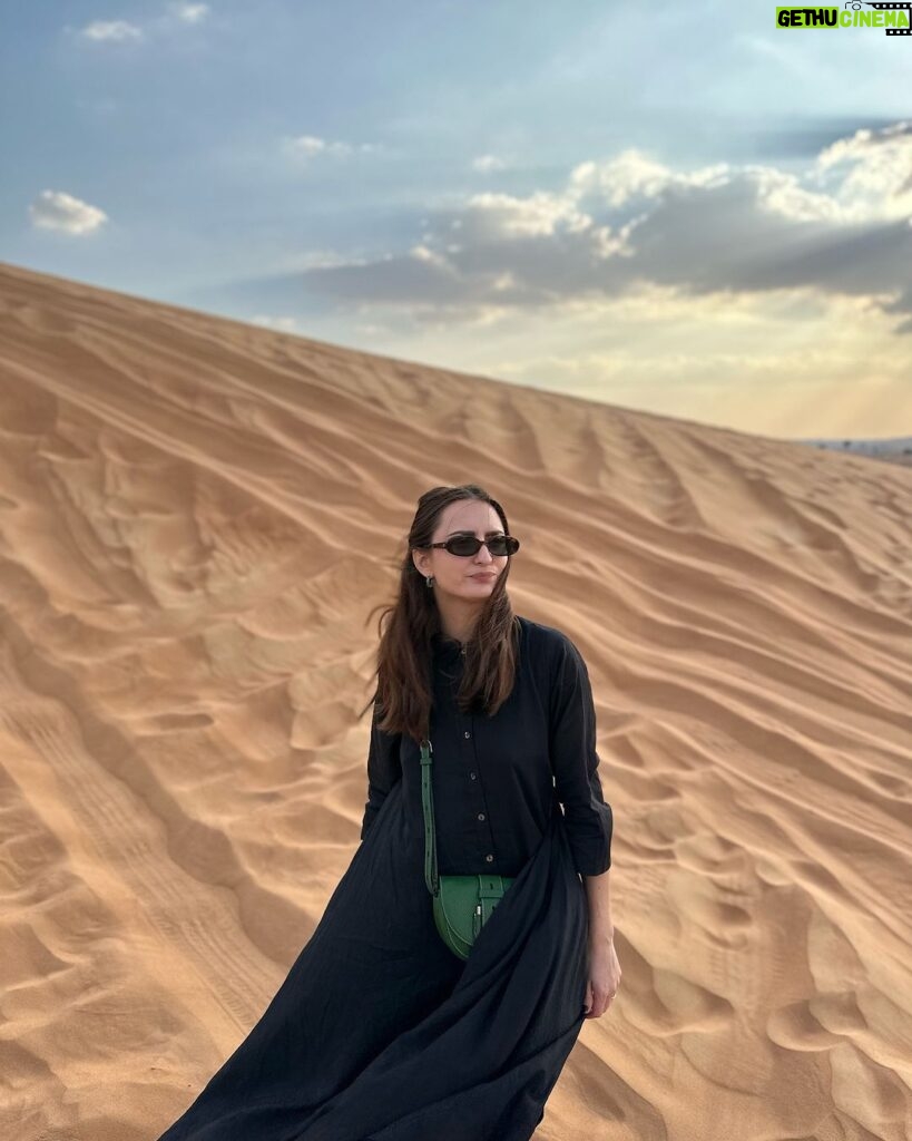 Lukáš Pavlásek Instagram - A ještě vám sem dám fotku té Francouzky v poušti (bez Rusáka, ten to fotil😀). #francouzka #poust #dubaj
