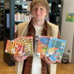 Lukáš Pavlásek Instagram – První týden v říjnu jsem měl čtení ze svých knížek pro děti v Krajské knihovně Vysočiny v Havlíčkově Brodě. 
Prostředí knihoven mám moc rád, protože jak možná víte, od dětství jsem v nich trávil hodně času. 
A když teď v knihovně můžu už jako dospělý autor číst ze svých knížek, je to pro mě dvojnásobná radost: Za prvé vidím reakce malých čtenářů (tady diváků) a za druhé vidím sám sebe jak jako dítě sedím v knihovně a nadšeně vstřebávám všechny možné informace ukryté v regálech.
Tak choďte do knihovny, třeba se tam potkáme (nebo si mě tam alespoň půjčíte)!

#knihovna #cteni #autor #knihy #ctenari #lukaspavlasek Krajská knihovna Vysočiny