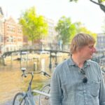 Lukáš Pavlásek Instagram - V první půlce září jsme byli s Na stojáka vystupovat pro Čechy žijící v Amsterdamu. Druhý den jsem se pak procházel sám po městě, pozoroval lidi, nasával atmosféru, nafotil pár fotek a napsal pár haiku: I. Skončilo léto nebo začíná podzim těžko to popsat II. Pozoruji svět od stolku v kavárně lidi tu choděj III. Angličan hulí a pod červeným světlem sbírá odvahu IV. Kluk na vozíku si koupil prostitutku kamarádi tleskaj V. Kolize lodí ve stojícím větříku nic se nestalo VI. Tak jsem si řekl že vůbec nenapíšu slovo tulipán #amsterdam #vylet #prochazka #pozorovani #nastojaka #fotky #haiku #lukaspavlasek